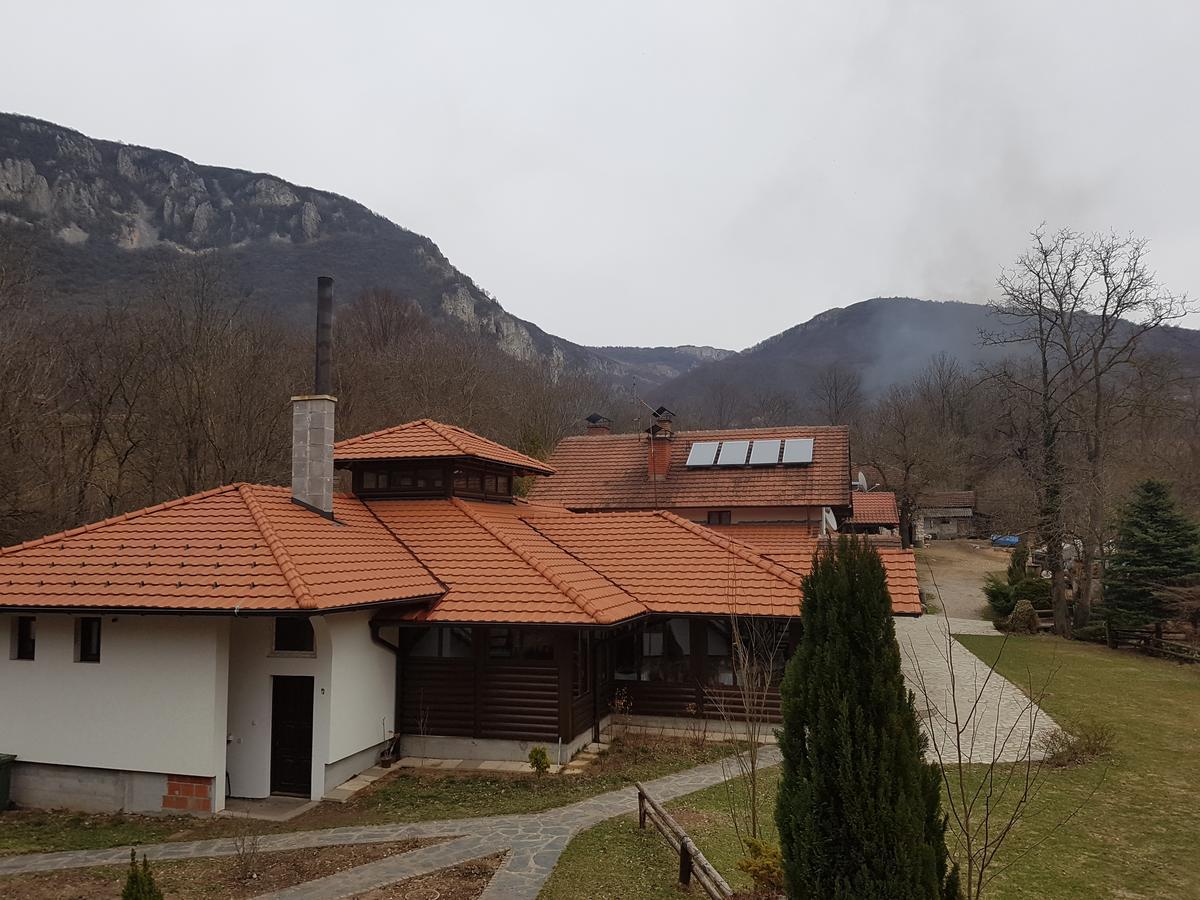 Vodopad Lisine Panzió Strmosten Kültér fotó